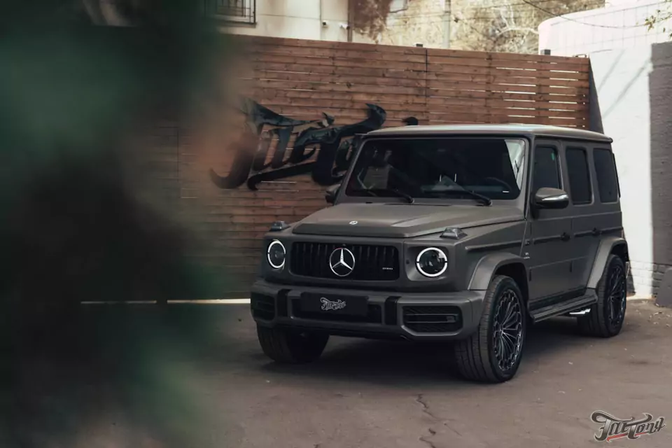 Защитили Mercedes G63 AMG матовым полиуретаном, выполнили комплексную шумоизоляцию, установили доводчики, заламинировали карбоном детали салона, выполнили фирменный шиномонтаж на стендах Hunter